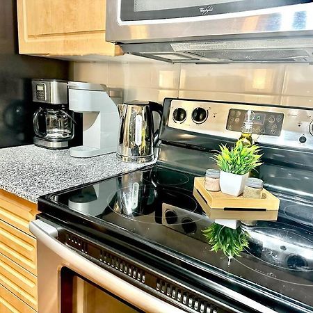 Lake View Apartment W/Parking! Toronto Exteriör bild