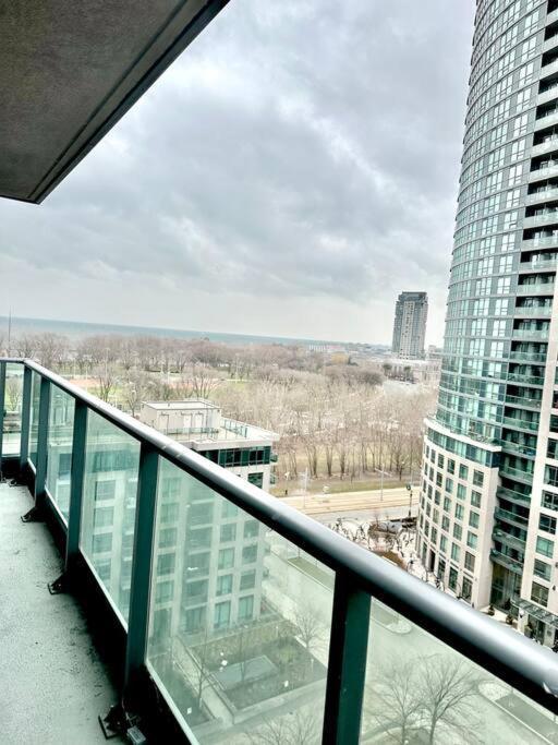 Lake View Apartment W/Parking! Toronto Exteriör bild