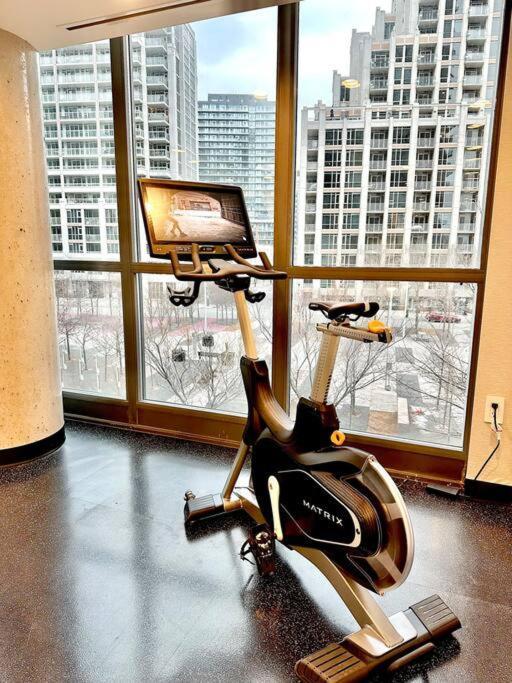 Lake View Apartment W/Parking! Toronto Exteriör bild