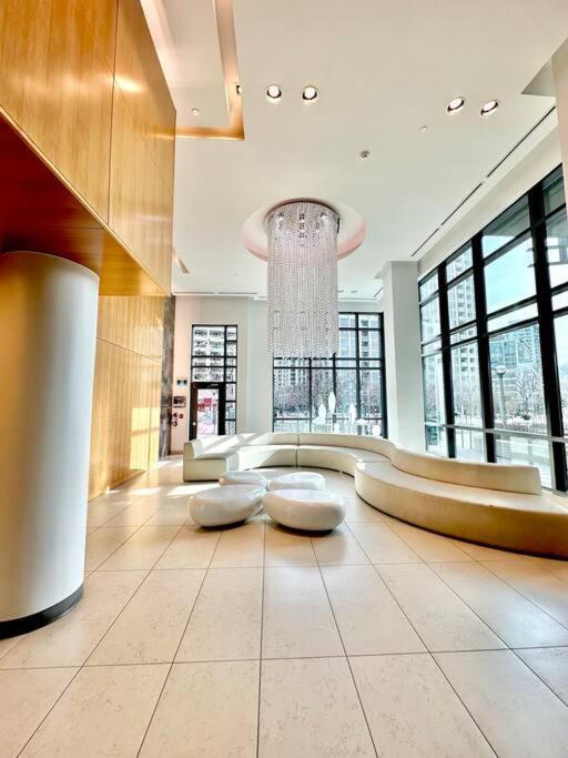 Lake View Apartment W/Parking! Toronto Exteriör bild