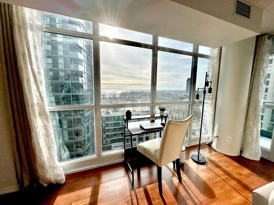 Lake View Apartment W/Parking! Toronto Exteriör bild