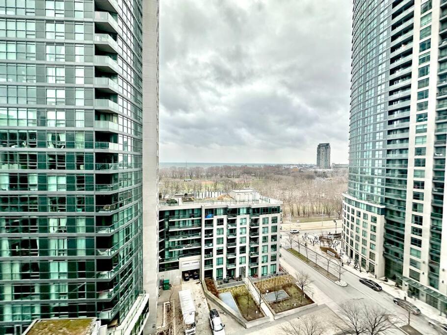 Lake View Apartment W/Parking! Toronto Exteriör bild